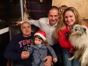 Малкият Бойко копие на дядо си на 2 годинки
