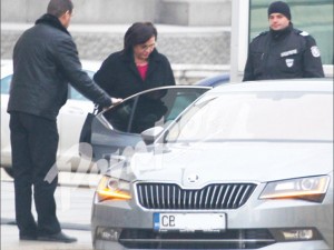 Корнелия Нинова трепери за живота си