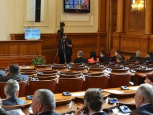 Депутатите не ходят на работа, а си качиха заплатите с 300 лв.