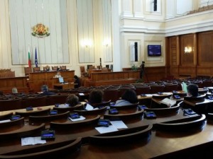 Депутатите не ходят на работа, а си качиха заплатите с 300 лв.
 