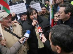 Нинова, стига се прави на мъж!