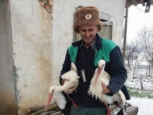 Историята на един спасител на щъркели с голямо сърце