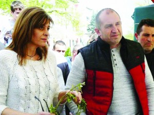 Селото на Румен Радев въстана срещу него