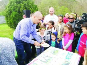 Цветанов с еднометрова торта за Цветница