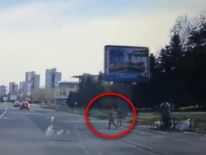 Баща хвърля децата си под коли за рекет