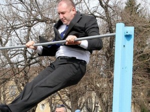Слугинажът на властта напада Румен Радев
 