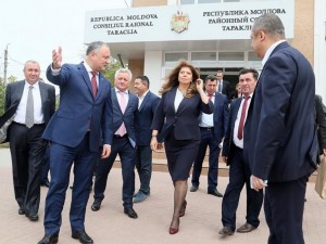 Илияна Йотова се стопи в президентството
