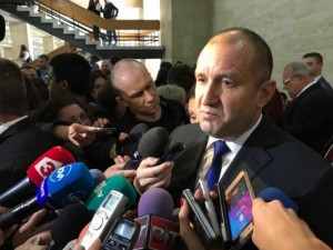 Радев да се пази от капана „президентска партия”
 
 