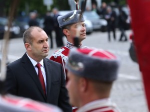 Радев да чака парад със сватбарски танкове
 