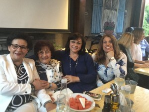 Корнелия Нинова поля с вино 30-годишнина от бала