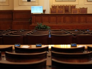Кой иска да прецака ваканцията на депутатите
 
 