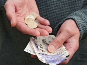 Вдигат пенсиите с 14 лв., ама качват тока и парното