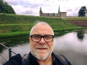 Владо Пенев полива юбилей с фотоизложба от 5 континента
 