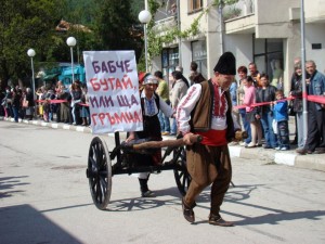 Етрополските зетьове протестираха срещу репресиите на тъщите
