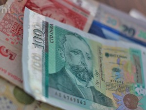 Абсолютен рекорд! Софиянка позлати ало измамници с 420 000 лева! Едва я спрели да изтегли още 180 бона от трета банка