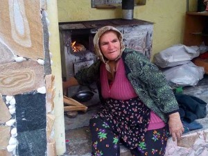 Жрицата баба Юлия лекува по 50 души на ден
