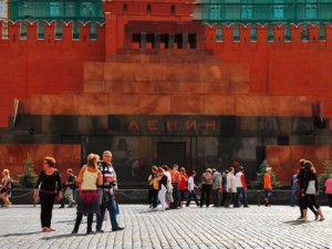 Москва печели от мавзолея, ние го сринахме
 