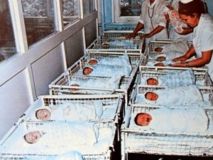 Спомени от соца: Как се гледаше бебе без памперси и хумана