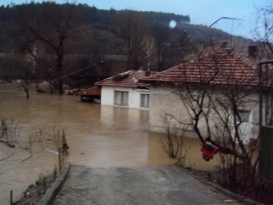 Кмете, защо ни остави да бедстваме в пороите