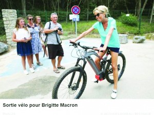 Брижит Макрон се съблече на велопоход