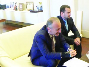 Министър Вълчев се потроши посред лято