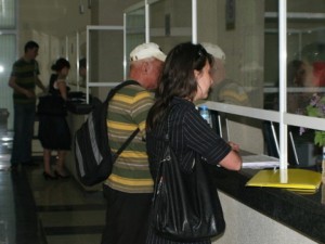 От 9 гишета в пощата работят две