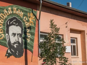Ботев грейна върху фасада на читалище