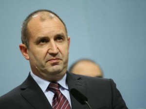 Президентът Радев започва да губи доверие
