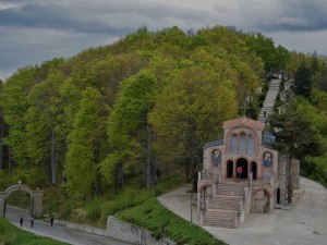 Баба хвърли бастуните след молитва на Кръстова гора
