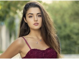 Хазал от „Черната перла“ се бори за живота на майка си