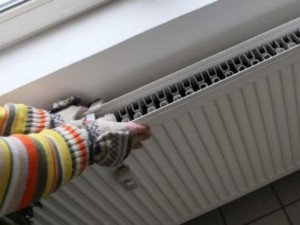 Мръзнем без парно заради съседи
 
