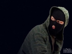 Маскирани с пистолет обраха магазин