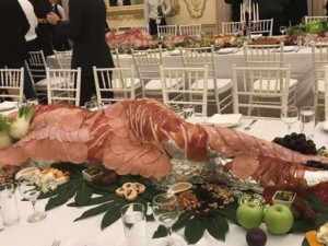 Парвенюта плюскат в Националната галерия, а ние мизерстваме
 