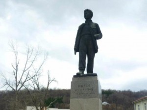 Членът на ЦК на БКП Димитър Стоянов към лелята на Митко Палаузов: Не така, другарко Палаузова!