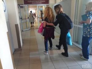 Защо Баневи нямат пранги на краката като Иванчева