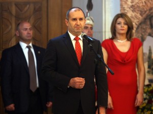 „Не президент, а проблем. Бърборко“