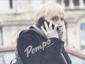 Елена Йончева с охрана като Нинова