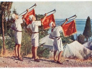 Пионерите от Тимуровските команди помагаха на старите хора
 