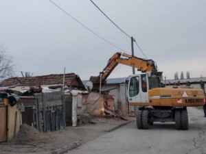 А ако на вас ви съборят къщата посред зима?
 
 