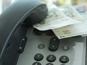 Няма край! Възрастна жена даде 28 000 лв. на „ало“ измамници