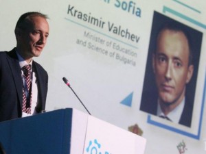 Министърът на образованието да подаде оставка. Веднага. Той предаде конституцията и народа си