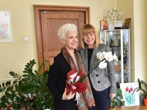 Фандъкова отрупа с подаръци Райна Кабаиванска
 