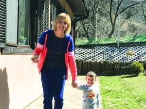 Мая Манолова сади мушката с внучето