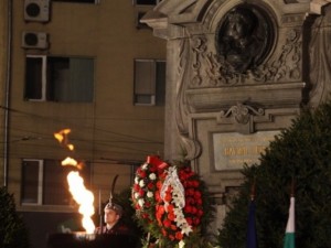 Политиците да не се кичат с портретите на Левски