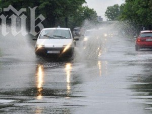 Цяла седмица дъждове, вижте къде положението е бедствено
