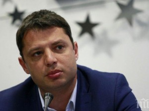 Защо Делян Добрев ни смята за прости