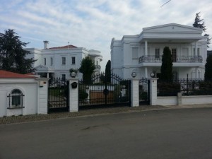 Фен си купи имението от „Кварталът на богатите“