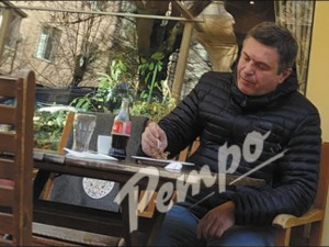 Милен Цветков хапва тортичка като пенсионер
 