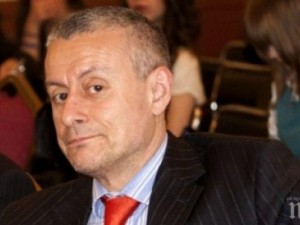 Хлопа ли му дъската на натовеца Соломон Паси
 