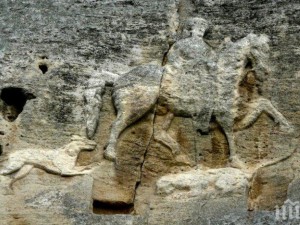 Странни светлини кръжат под Мадарския конник